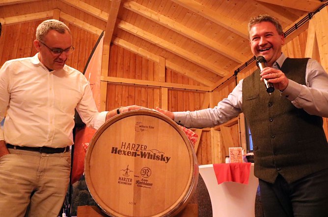 v.l.: Gunnar Reuter und Thomas M&uuml;ller weihen das "Harzer-Hexen Fass" ein (Foto: Pressestelle Landratsamt)