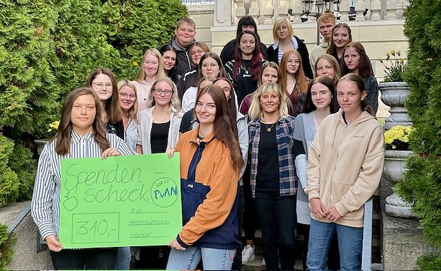 Ein Spendencheck f&uuml;r Kinderw&uuml;nsche, zusammengetragen von den Auszubildenden der pro vita Akademie (Foto: pro vita Akademie)