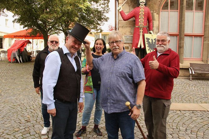 Der Zylinder steht Thomas M&uuml;ller schon ganz gut (Foto: agl)