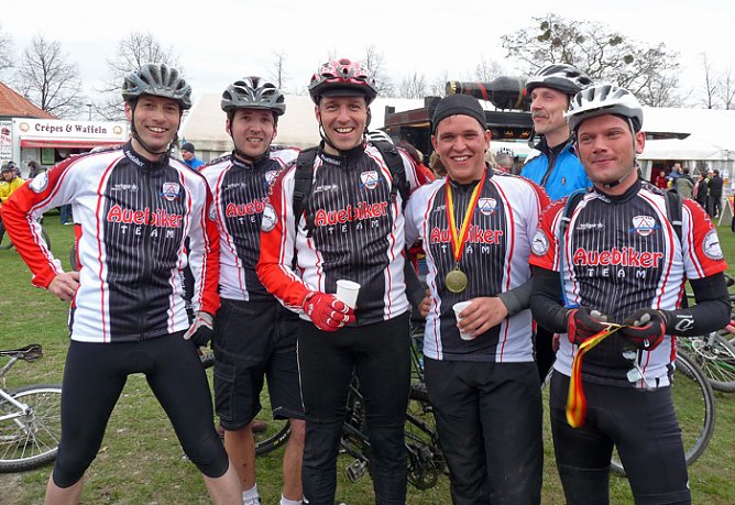 Auebiker am Kyffhäuser (Foto: Karl-Heinz Herrmann) Auebiker am Kyffhäuser (Foto: Karl-Heinz Herrmann)