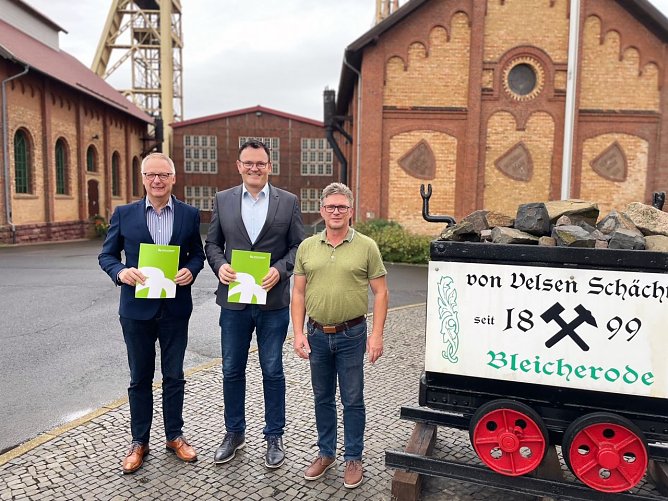 Dr. Peter C.G. Davids, Prof. Dr. Jörg Wagner, Matthias Schmidt (v.l.) (Foto: Tina Bergknapp) Dr. Peter C.G. Davids, Prof. Dr. Jörg Wagner, Matthias Schmidt (v.l.) (Foto: Tina Bergknapp)