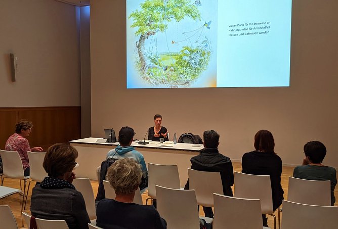 Geo&ouml;kologin Sigrid Tinz im Ratssaal (Foto: Landschaftspflegeverband S&uuml;dharz/Kyffh&auml;user)