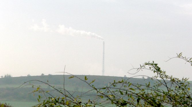 Der Schornstein des Romonta-Werks in Amsdorf im Nebel beim 12. S&uuml;dharz-Hunderter im Oktober 2011. Er ist f&uuml;r die Wanderer nach Halle etwa vom S&uuml;&szlig;en See bis zum Ziel, also rund 20 Kilometer, sichtbar. Erst von Westen, dann, wie hier von Norden und schlie&szlig;lich von Osten aus. (Foto: B.Schwarzberg)
