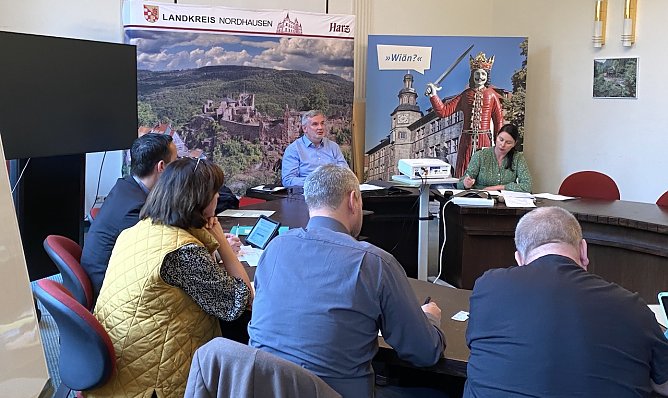 Nachdenkliche Kreistagsmitglieder heute unter der Leitung von Stefan Nüßle (Foto: oas) Nachdenkliche Kreistagsmitglieder heute unter der Leitung von Stefan Nüßle (Foto: oas)