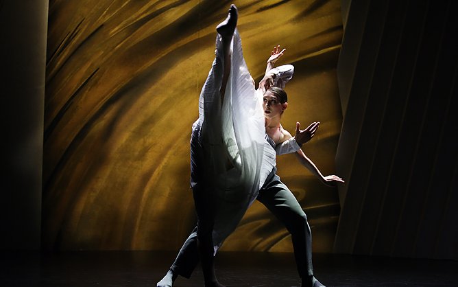 Szene aus dem Ballett "Dornröschen" (Foto: Ida Zenna) Szene aus dem Ballett "Dornröschen" (Foto: Ida Zenna)