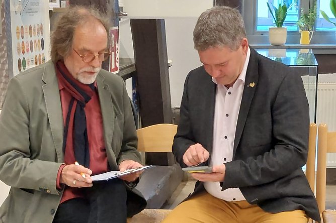 J&uuml;rgen Rennebach und Thomas M&uuml;ller bei der Auswertung (Foto: nnz)