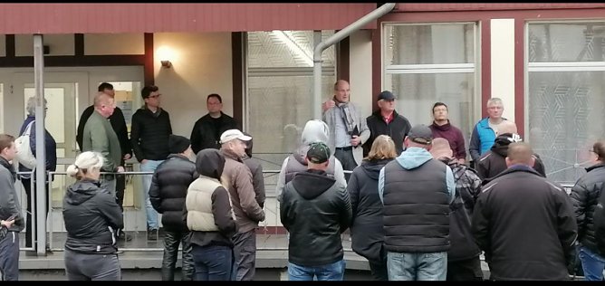 Landrat Jendricke im Gespr&auml;ch mit den B&uuml;rgern am Freitagnachmittag (Foto: nnz)