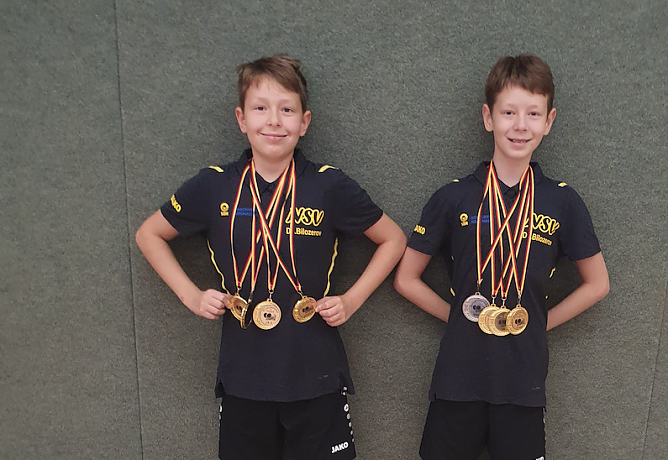 Denis und Daniel Bilozerov mit ihrer Medaillensammlung (Foto: NSV) Denis und Daniel Bilozerov mit ihrer Medaillensammlung (Foto: NSV)