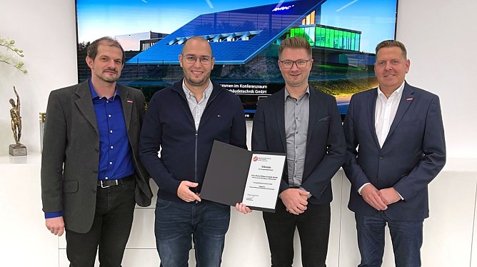 v.l.: Hauptgesch&auml;ftsf&uuml;hrer der Kreishandwerkerschaft Sebastian Senft, Betriebsleiter Ren&eacute; H&uuml;nermund, Gesch&auml;ftsf&uuml;hrer Michael Apitz, stv. Hauptgesch&auml;ftsf&uuml;hrer der Kreishandwerkerschaft Marc  Weinrich (Foto: Kreishandwerkerschaft)