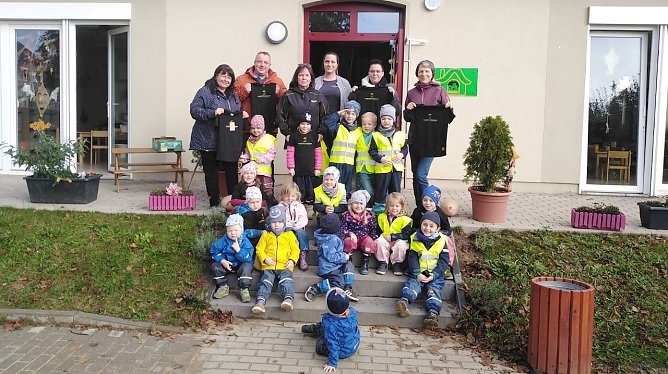 &Uuml;bergabe mit Frau P. und M. Oberb&uuml;chler (Foto: Urbacher Kindergarten Spatzenh&auml;uschen)