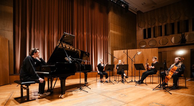 Alexander John mit seinen Musikern w&auml;hrend der Probenarbeiten im Gewandhaus (Foto: A.John)
