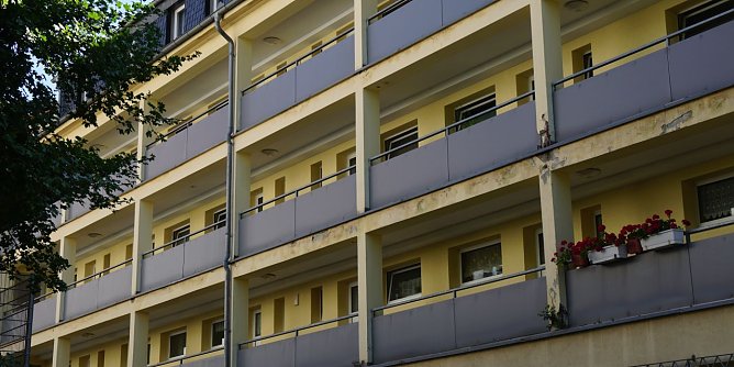 Der Laubengang auf der R&uuml;ckseite der Rautenstra&szlig;e 1 muss dringend saniert werden (Foto: Susanne Schedwill/ SWG Nordhausen)