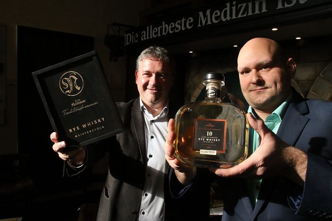 v.l.: die Herren der Fässer und feinen Tropfen: Thomas und René Müller (Foto: agl) v.l.: die Herren der Fässer und feinen Tropfen: Thomas und René Müller (Foto: agl)