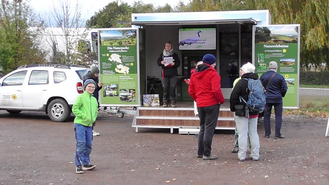 Infostand zu den gefiederten Saisong&auml;sten (Foto: Ulrich Reinboth)