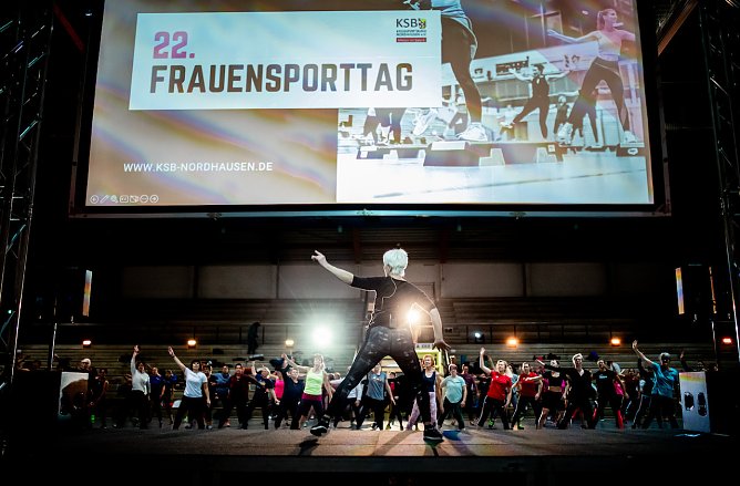 KSB-Frauenwartin Wolfra Herbst leitet dien Sportlerinnen an (Foto: Christoph Keil) KSB-Frauenwartin Wolfra Herbst leitet dien Sportlerinnen an (Foto: Christoph Keil)