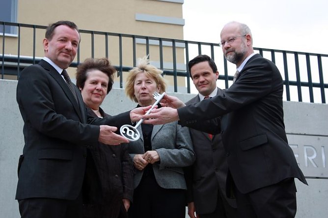 Geb&auml;ude offiziell &uuml;bergeben (Foto: P. Grabe)