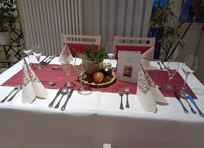 Candlelight Dinner im Sonnenhof (Foto: Seniorenwerk) Candlelight Dinner im Sonnenhof (Foto: Seniorenwerk)