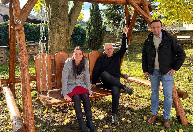 René Fullmann (rechts) spendierte eine Hollywoodschaukel (Foto: R.Englert) René Fullmann (rechts) spendierte eine Hollywoodschaukel (Foto: R.Englert)