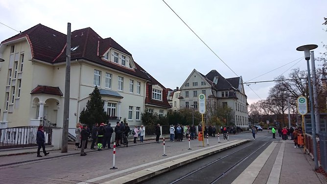 Versammlung vor dem Landratsamt heute Nachmittag (Foto: A.Glashagel)