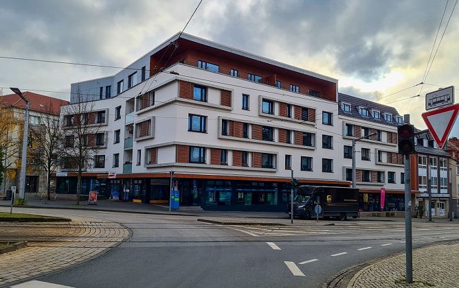 Die Fassade Kornmarkt 6/7 sieht wieder aus wie frisch gemalert. Knapp 14.000 Euro hat die Fassadenreinigung gekostet. (Foto: SWG Nordhausen/Susanne Schedwill)