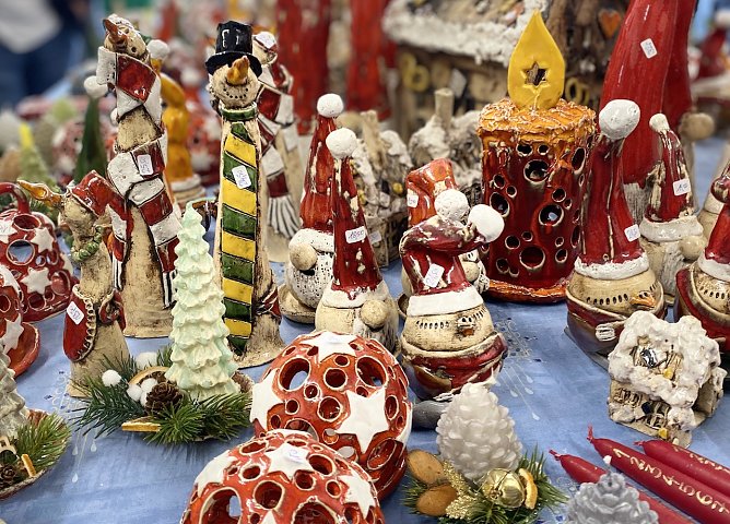 Festliche Keramik aus den Nordth&uuml;ringer Werkst&auml;tten (Foto: Y.Reichardt)