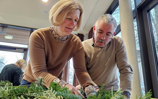 Viola Schumann und Superintendent Andreas Schwarze bei den Vorbereitungen auf Fest (Foto: R.Englert)