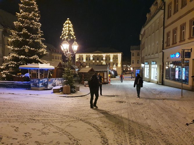 Kein Gl&uuml;hwein auf dem Eisleber Weinachtsmarkt am Sonntagmorgen gegen f&uuml;nf Uhr. (Foto: Bodo Schwarzberg)