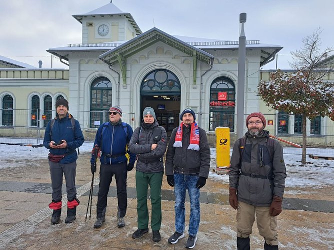 Fünf der sechs Nordhausen-Starter vor dem Bahnhof (Foto: Bodo Schwarzberg) Fünf der sechs Nordhausen-Starter vor dem Bahnhof (Foto: Bodo Schwarzberg)