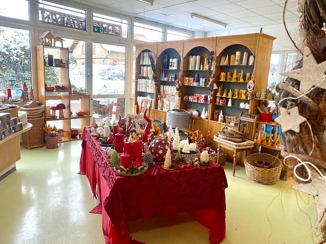 Vor dem Weihnachtsfest hat man in den Werkst&auml;tten der Lebenshilfe alle H&auml;nde voll zu tun (Foto: Nordth&uuml;ringer Lebenshilfe)