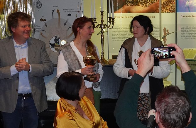 Katrin Eberhardt (Mitte) bekam den erste Preis f&uuml;r ihren Advenskranz (Foto: nnz)