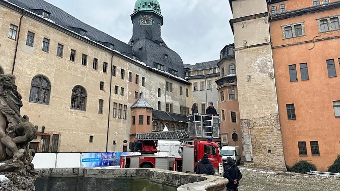 Mit Hilfe der Freiwilligen Feuerwehr wurde am Donnerstag die Lage auf dem Schlossdach gepr&uuml;ft und die Sicherheitslage eingesch&auml;tzt (Foto: Janine Skara)