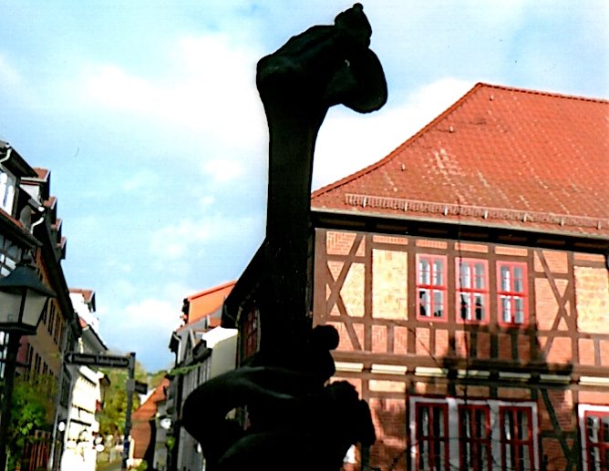 Die Brunnenfigur vor dem Pfarrhaus (Foto: H.Kneffel) Die Brunnenfigur vor dem Pfarrhaus (Foto: H.Kneffel)