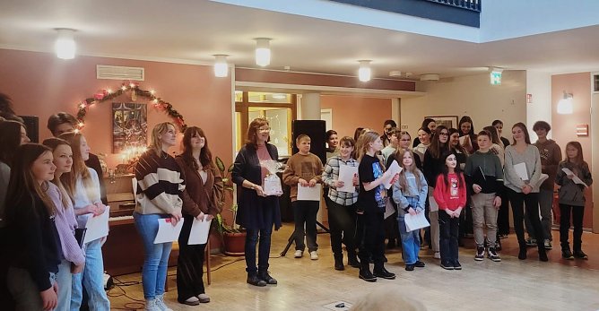 Weihnachtssingen des Herder-Chors (Foto: H.Roeder) Weihnachtssingen des Herder-Chors (Foto: H.Roeder)