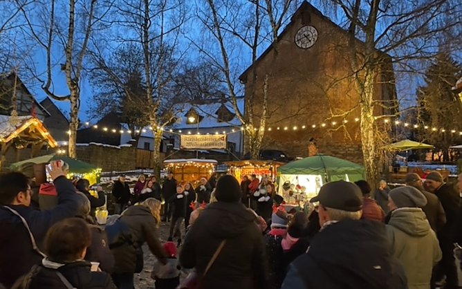 Lichterglanz und Weihnachtsstimmung im winterlichen Kleinberndten (Foto: Katrin Kamieth-Selinger) Lichterglanz und Weihnachtsstimmung im winterlichen Kleinberndten (Foto: Katrin Kamieth-Selinger)