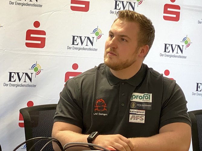 Der deutsche Meister im Kugelstoßen Simon Bayer freut sich auf das Indoor im Januar (Foto: oas) Der deutsche Meister im Kugelstoßen Simon Bayer freut sich auf das Indoor im Januar (Foto: oas)