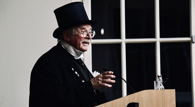 Winfried Schmitt gab zum Jahresabschluss noch einmal den Professor (Foto: agl) Winfried Schmitt gab zum Jahresabschluss noch einmal den Professor (Foto: agl)