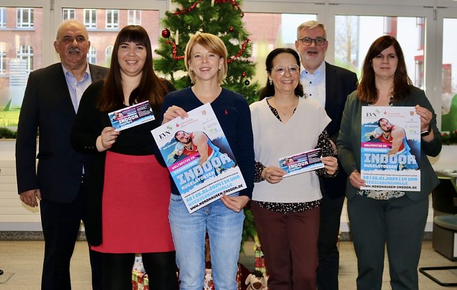 Indoor-Direktor Werner H&uuml;tcher, Katrin Bergmann (EVN), Jessica Piper (LK NDH), Vera Angelstein (KSK), Stefan N&uuml;&szlig;le (1. Beigeordneter), Sandra Hesse (BSZ LK NDH) (Foto: Pressestelle Landratsamt)