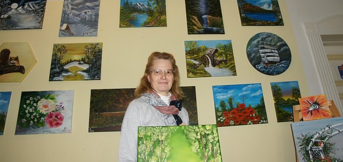 Claudia Müller in ihrer Ausstellung (Foto: M.Daniel) Claudia Müller in ihrer Ausstellung (Foto: M.Daniel)