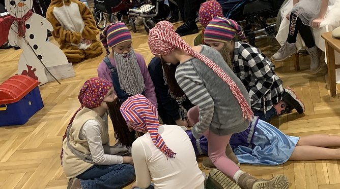 Sieben Zwerge im Seniorenheim sorgten für Freude und Weihnachtsstimmung (Foto: M.Boss/M.Pischel) Sieben Zwerge im Seniorenheim sorgten für Freude und Weihnachtsstimmung (Foto: M.Boss/M.Pischel)