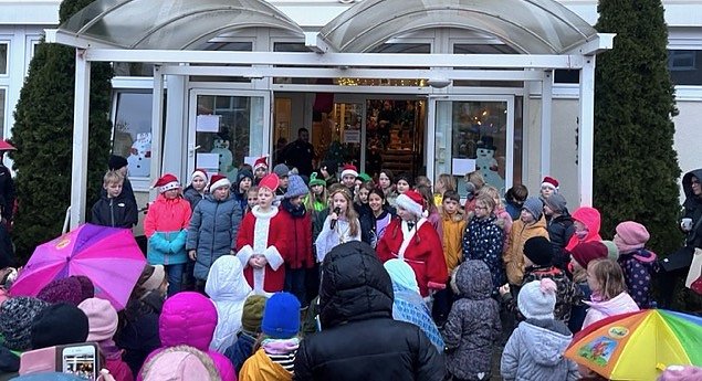 Grundschulkinder in Niedersachswefen auf dem Weihnachtsmarkt (Foto: Kerstin Schiller-Benkstein)