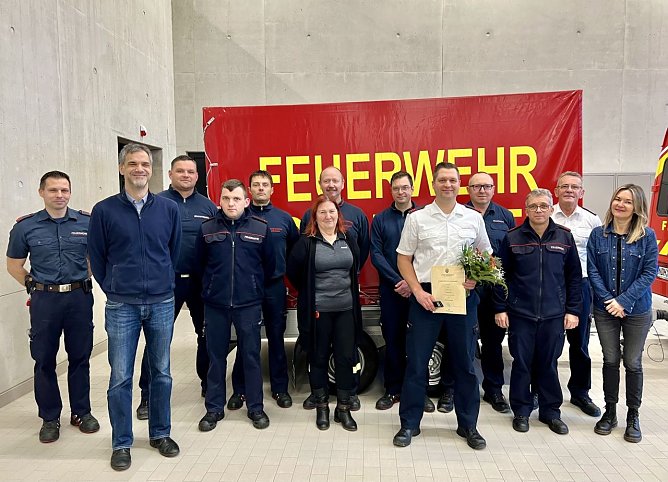 Beförderung bei der Berufsfeuerwehr (Sandro Hertel im weißen Hemd) (Foto: Stadtverwaltung Nordhausen) Beförderung bei der Berufsfeuerwehr (Sandro Hertel im weißen Hemd) (Foto: Stadtverwaltung Nordhausen)