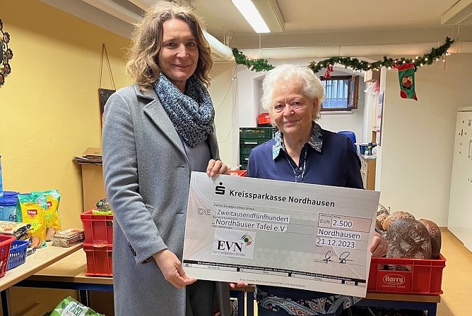 EVN-Geschäftsführerin Jan Zöller mit Helga Rathenau bei der Nordhäuser Tafel (Foto: EVN) EVN-Geschäftsführerin Jan Zöller mit Helga Rathenau bei der Nordhäuser Tafel (Foto: EVN)