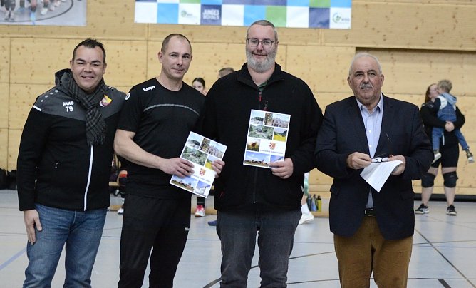Werner Hütcher besuchte die Bleicheröder Volleyballer (Foto: VG Bleicherode) Werner Hütcher besuchte die Bleicheröder Volleyballer (Foto: VG Bleicherode)