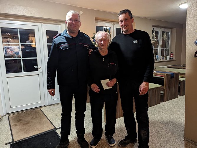 Der Feuerwehrverein konnte Familie John kurz vor Weihnachten noch ein sch&ouml;nes Geschenk machen (Foto: S. Dietzel)