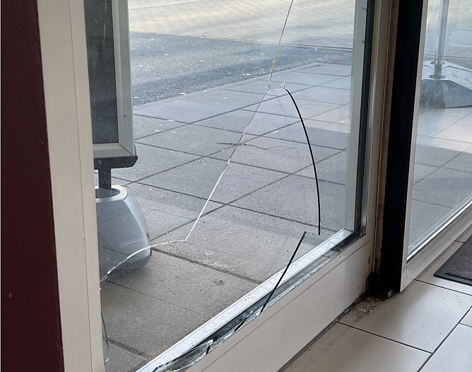 Bei dem Ausbruchsversuch ging auch Glas zu Bruch (Foto: S. Dietzel)