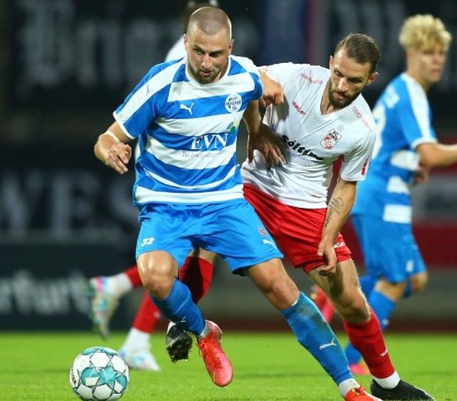 Wacker-Urgestein Erik Schneider (hier im Zweikampf gegen Rot Wei&szlig; Erfurt) verl&auml;&szlig;t seinen Heimatverein im Winter  (Foto: privat)