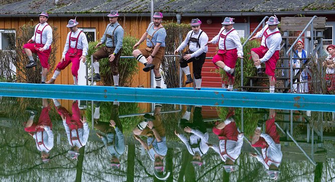 Eine kleine Schuhplattlereinlage am Beckenrand verspricht schon jetzt lustige Karnevalsabende (Foto: S.Tetzel)