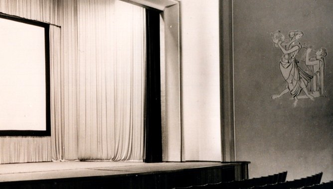 Blick auf die Bühne des Filmtheaters mit dem Gipsschnitt Musik (Foto: Archiv H. Kneffel) Blick auf die Bühne des Filmtheaters mit dem Gipsschnitt Musik (Foto: Archiv H. Kneffel)