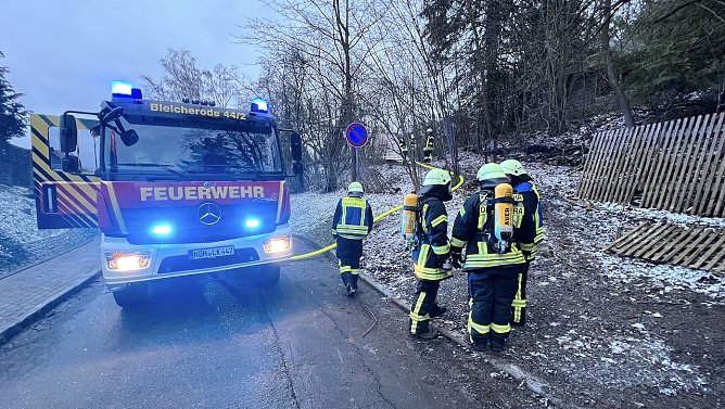 Die Feuerwehr rückte heute nach Bleicherode aus, um eine Gartenlaube zu löschen (Foto: S.Dietzel) Die Feuerwehr rückte heute nach Bleicherode aus, um eine Gartenlaube zu löschen (Foto: S.Dietzel)