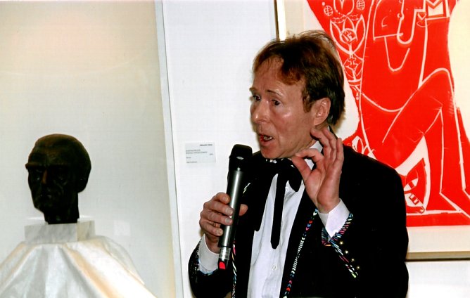 K&uuml;hlewein bei der Enth&uuml;llung der Hagelstange-B&uuml;ste von Albrecht Glenzim Kunsthaus 2012 (Foto: Heidelore Kneffel)